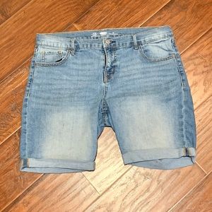 Old Navy white wash Bermuda shorts